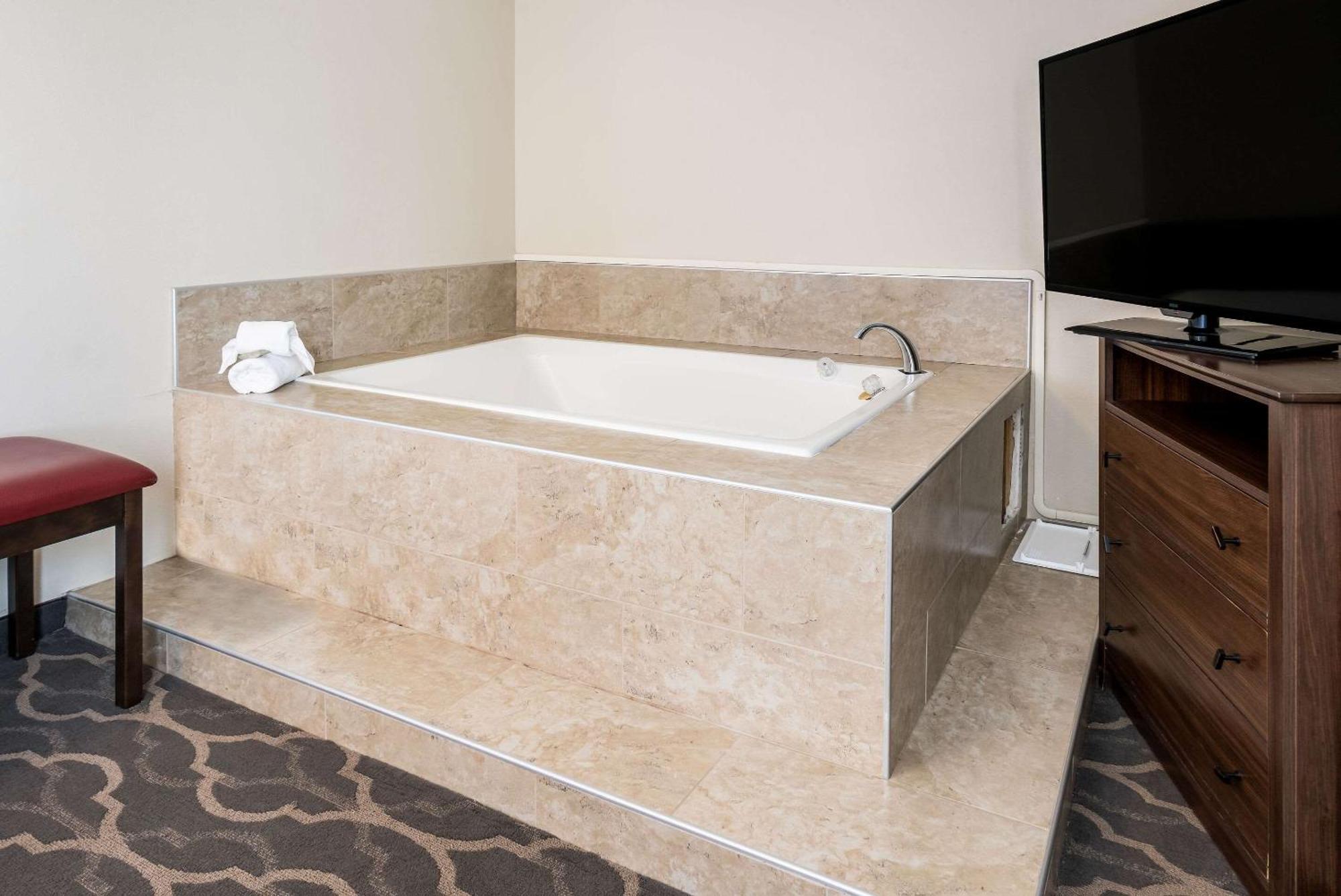 Hotel Country & By Radisson, Grandville-grand Rapids West, Mi